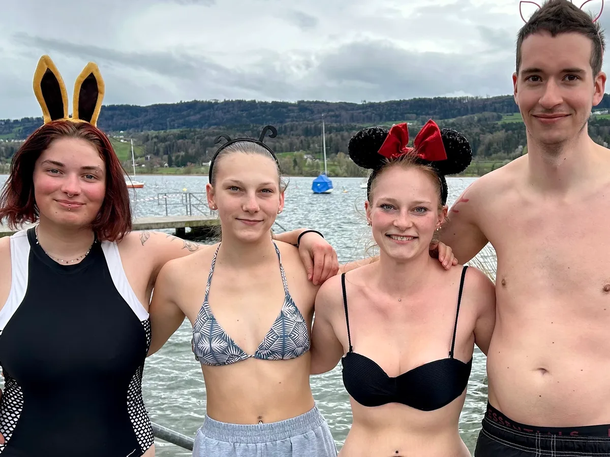 Josephina Ombehr (Zweite von links) wurde von ihren Freunden zum Mitmachen überredet. Man sieht Frauen und Männer vor dem Greifensee.